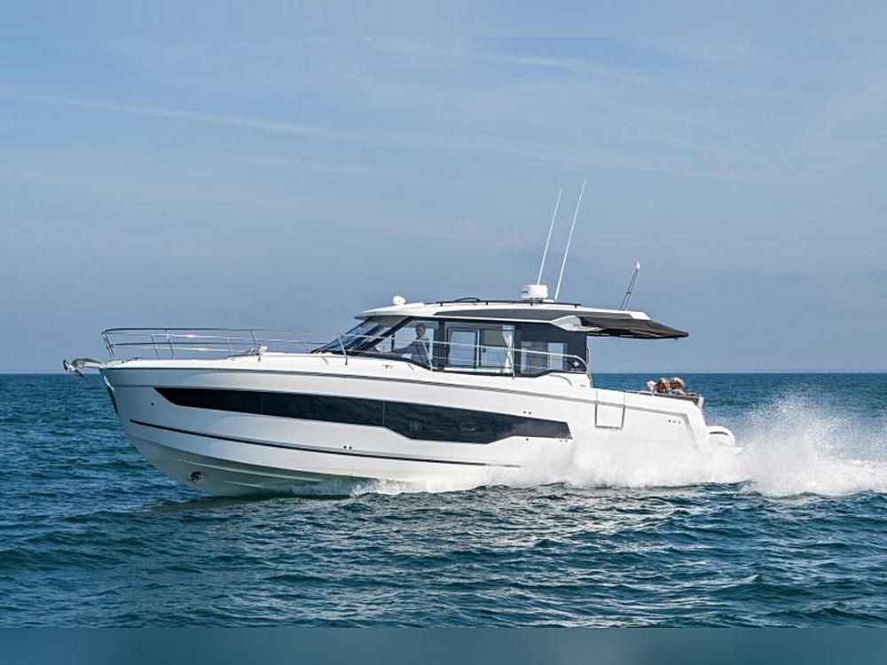 🚤 Why the 2026 Jeanneau NC 1295 Weekender Coupe NEW (42’5″) 3×300 Yamaha Outboard Stands Out 🌟