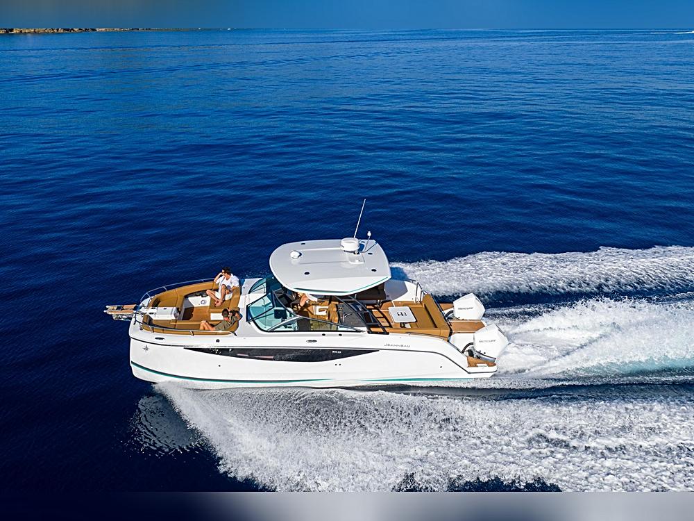 Why the 2026 Jeanneau TH33 Power Catamaran (33’3″) PREMIUM Stands Out