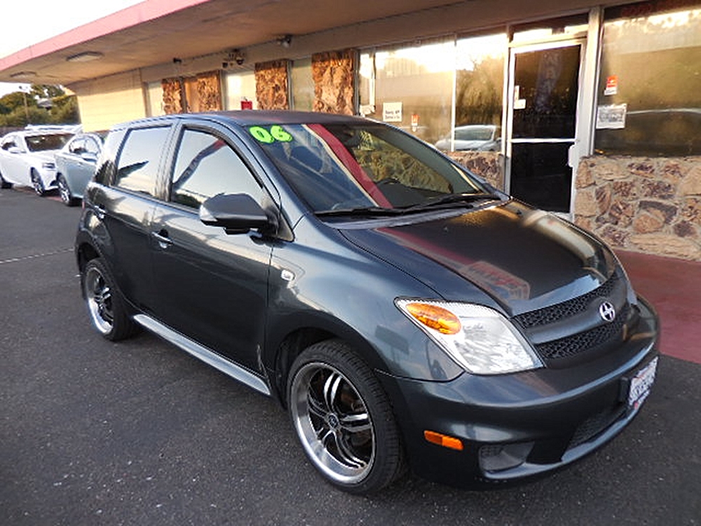 🚘 Toma el Volante de las Posibilidades: 2006 Scion xA Hatchback