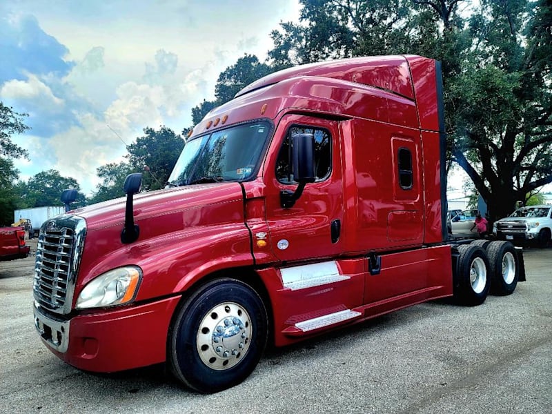 The 2016 Freightliner Cascadia Midroof Sleeper: Your Fleet’s Next Best Addition