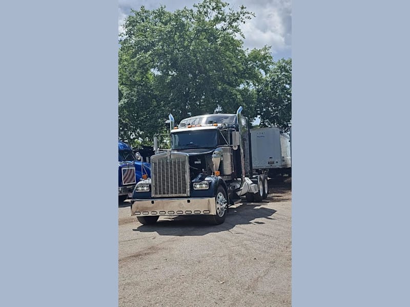 Built for the Long Haul: The 2000 Kenworth W900