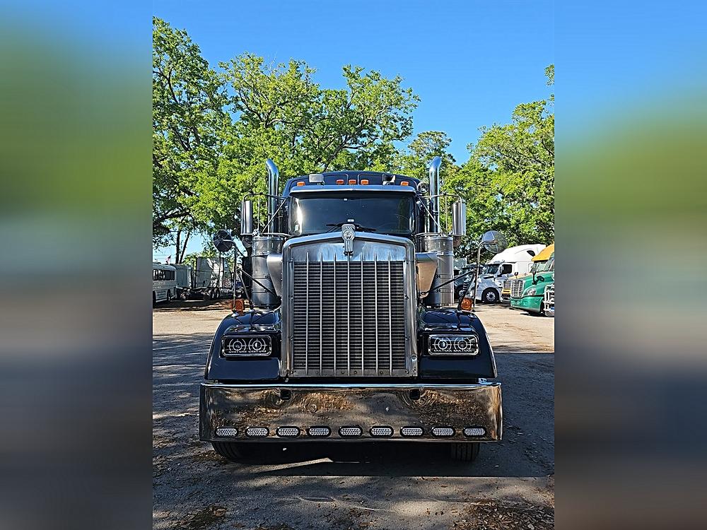 The Ultimate Review of the 2000 Kenworth W900: Performance, Features, and Value