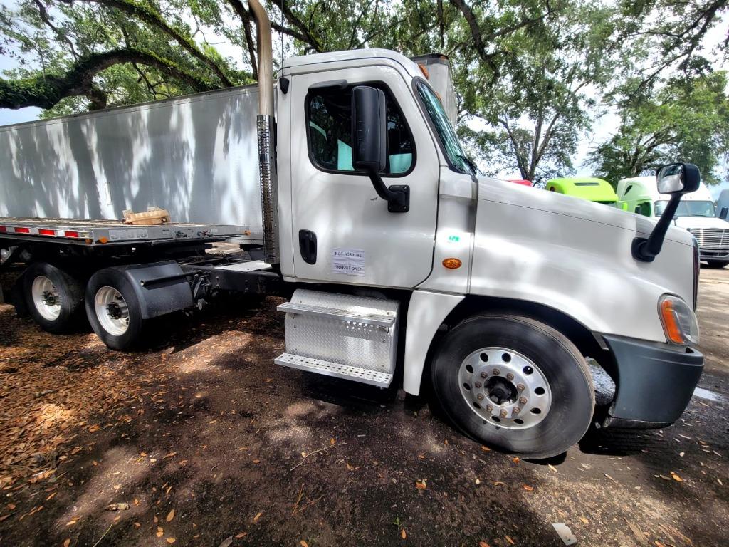 Power and Comfort: The 2016 Freightliner Cascadia 125 Daycab