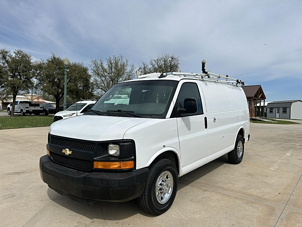 🚙 Why the 2016 Chevrolet Express RWD 2500 135″ Stands Out 🌟