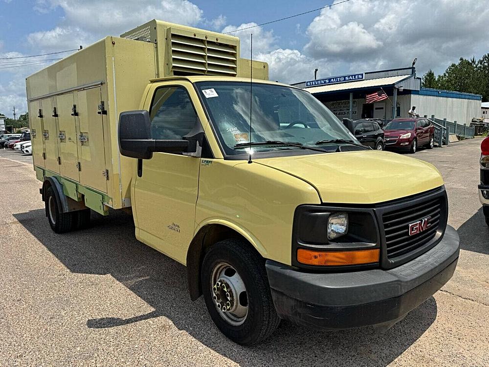 A Comprehensive Review: Comparing Versatile Workhorses – 2014 GMC Savana 4500 vs. 2018 Chevrolet Express 2500)