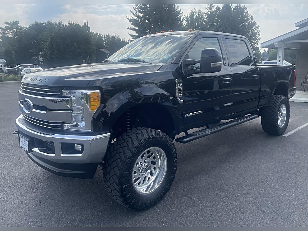 A Powerhouse on Wheels: The 2017 Ford Super Duty F-350 SRW Lariat 4WD Crew Cab