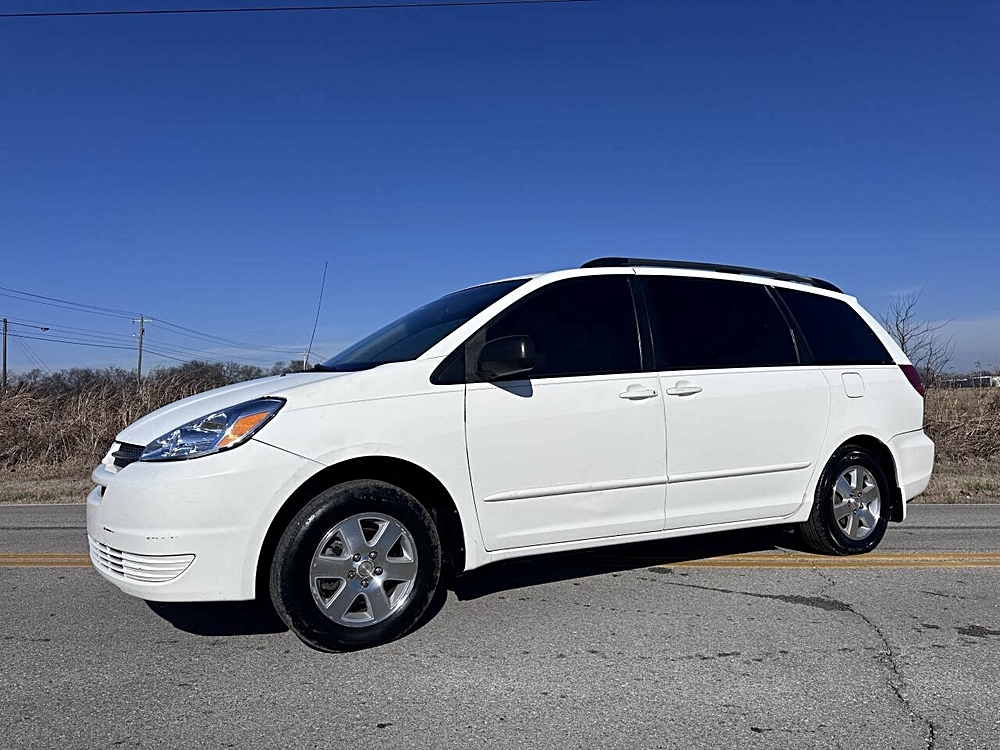🚐 Why the 2004 Toyota Sienna CE 7 Passenger 4dr Mini Van Stands Out 🌟