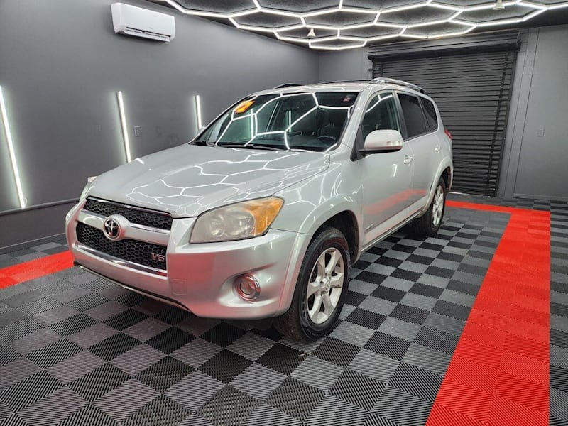 Discover the 2012 Toyota RAV4 Limited 4×4: A Reliable SUV Awaits You