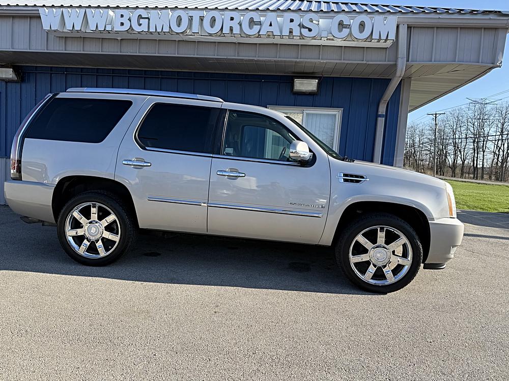 “Cadillac Showdown: Comparing the 2009 Escalade AWD 4dr with Its Luxurious Siblings”