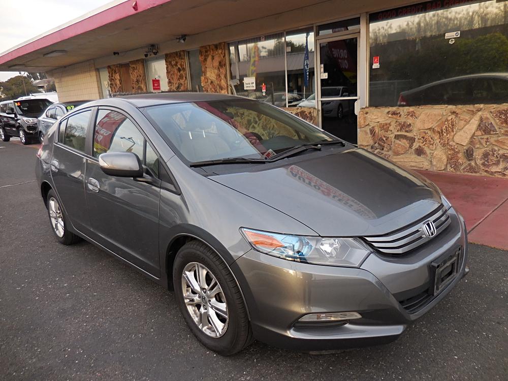 Battle of the Budget Rides: 2010 Honda Insight EX vs. 2004 Toyota Sienna LE Minivan 4D