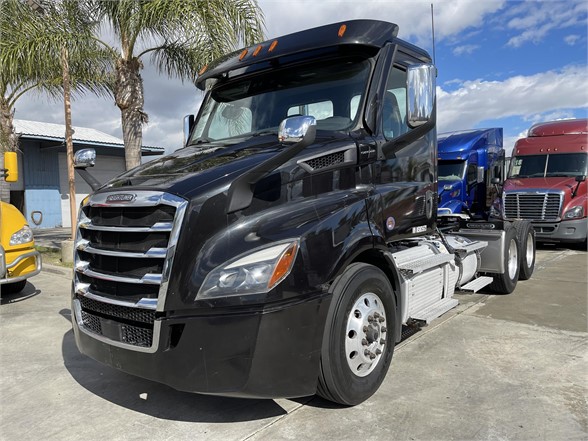 Battle of the Titans: A Comparison of Freightliner Cascadia Trucks