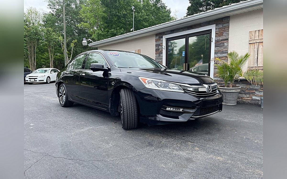 Luxury and Efficiency Combined: A Review of the 2017 Honda Accord Hybrid Base 4dr Sedan