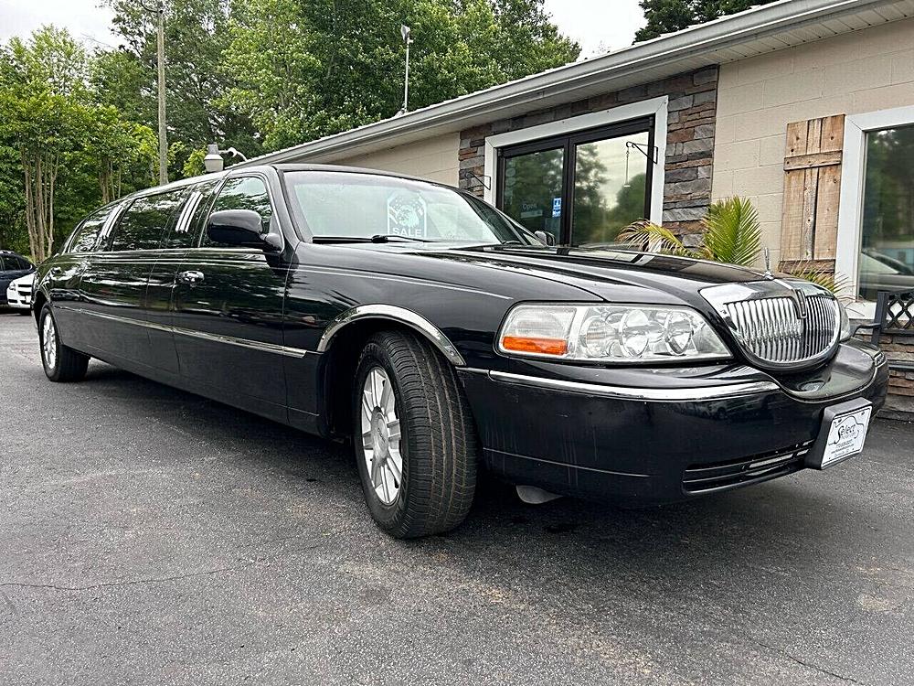 Cruising in Style: A Review of the 2008 Lincoln Town Car Executive 4dr Sedan