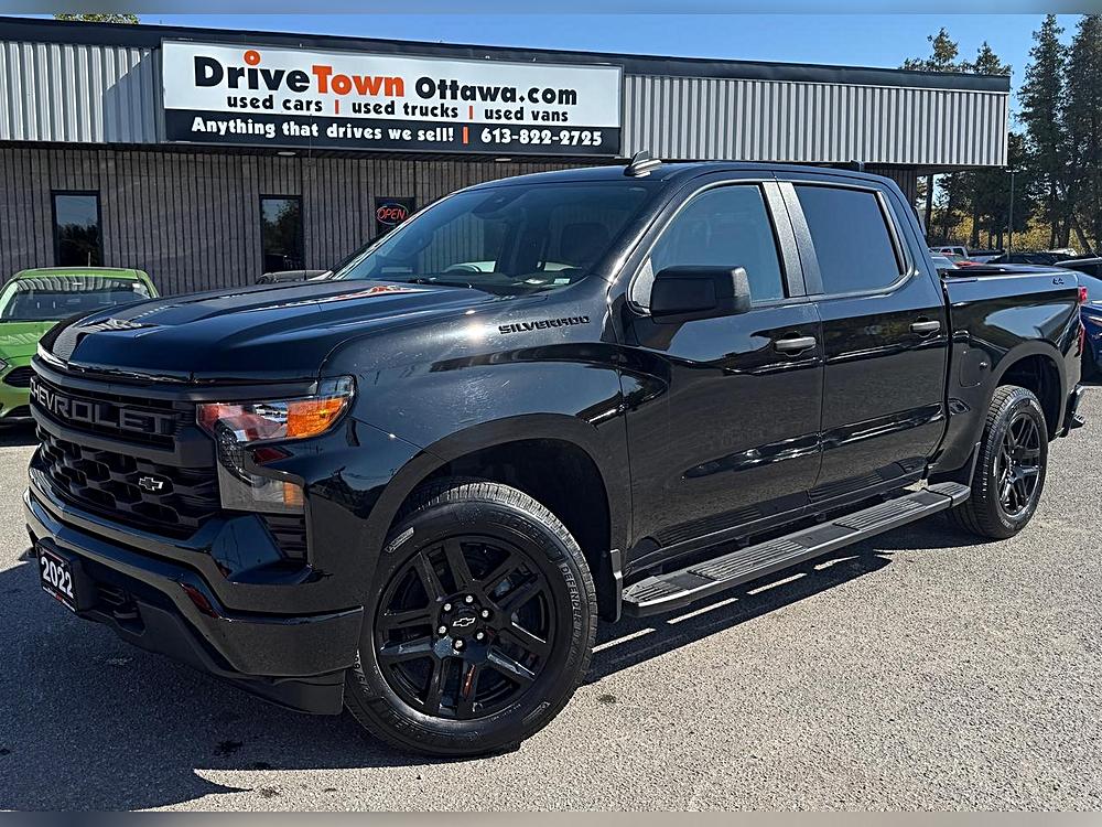 2022 Chevrolet Silverado 1500 4WD Crew Cab 147″ Custom: The Ultimate Pickup for Work and Adventure 🚗