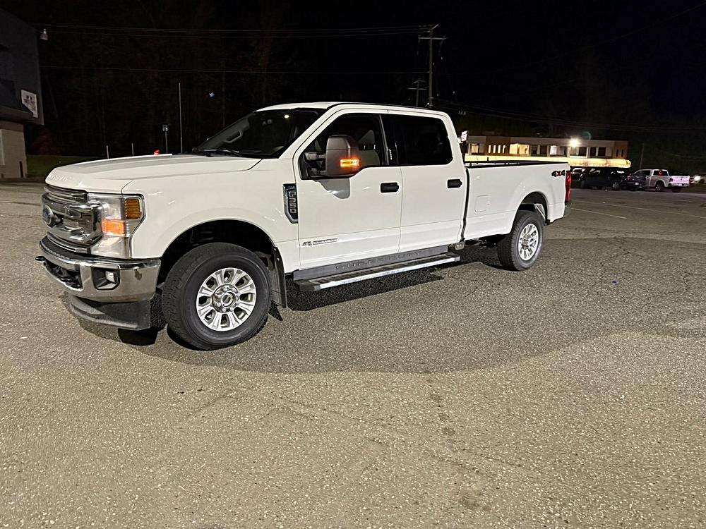 Why the 2021 Ford F-350 XLT 4WD Crew Cab 8′ Box Stands Out 🌟