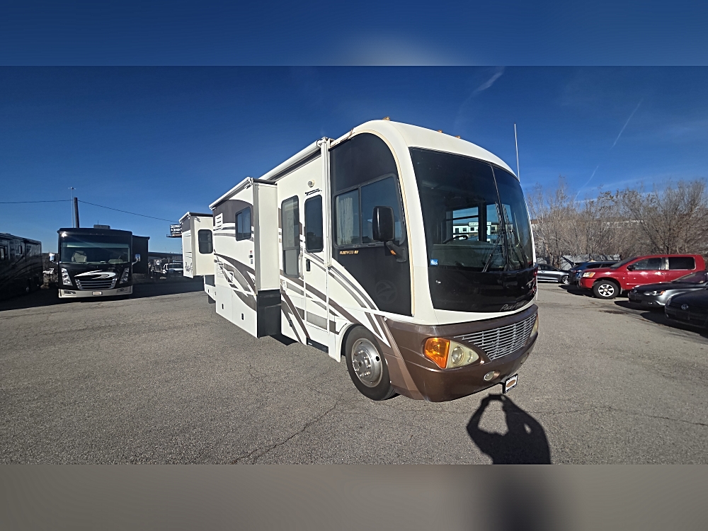 Why the 2004 Fleetwood Pace Arrow 37C Stands Out 🌟