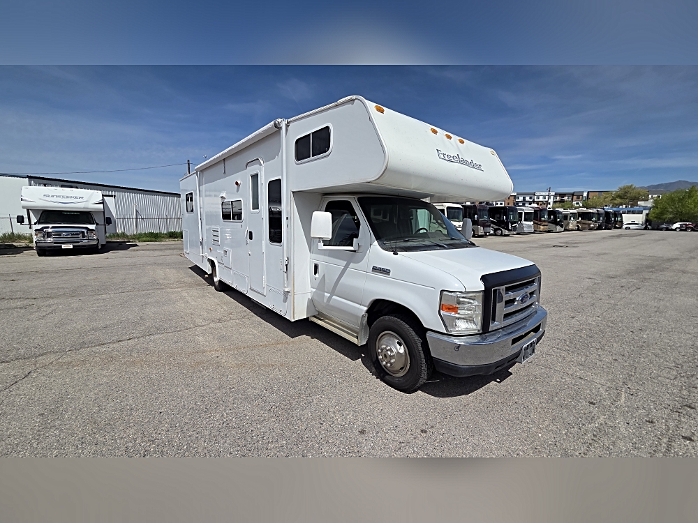 Why the 2009 Coachmen Freelander 3150SS Stands Out 🌟