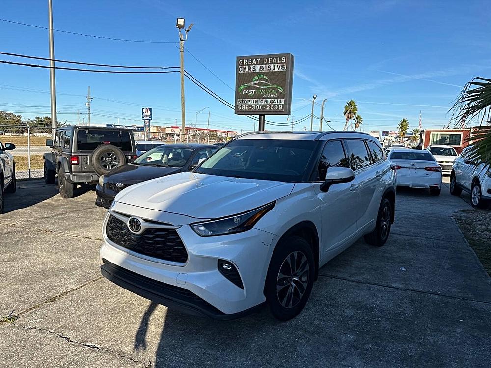 🚘 Take the Wheel of Possibility: 2022 Toyota Highlander XLE AWD 4dr SUV