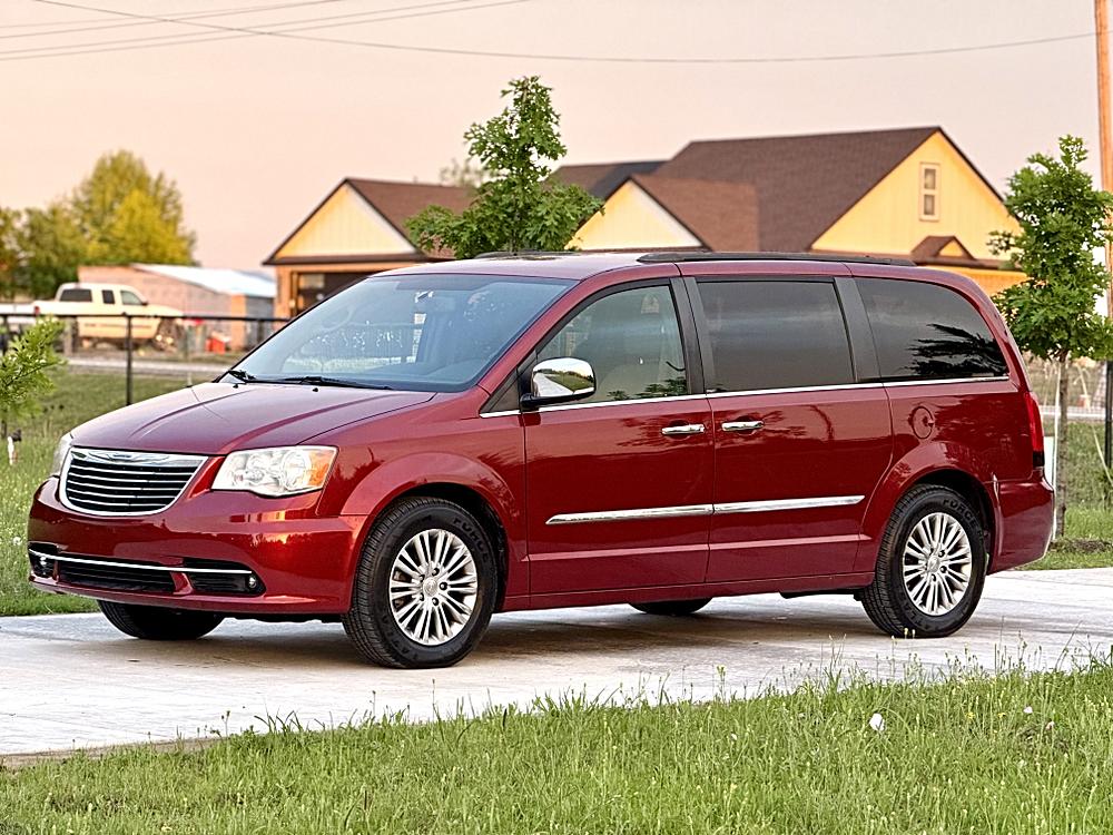 Top 10 Reasons You’ll Love the 2014 Chrysler Town & Country 4dr Wgn Touring-L