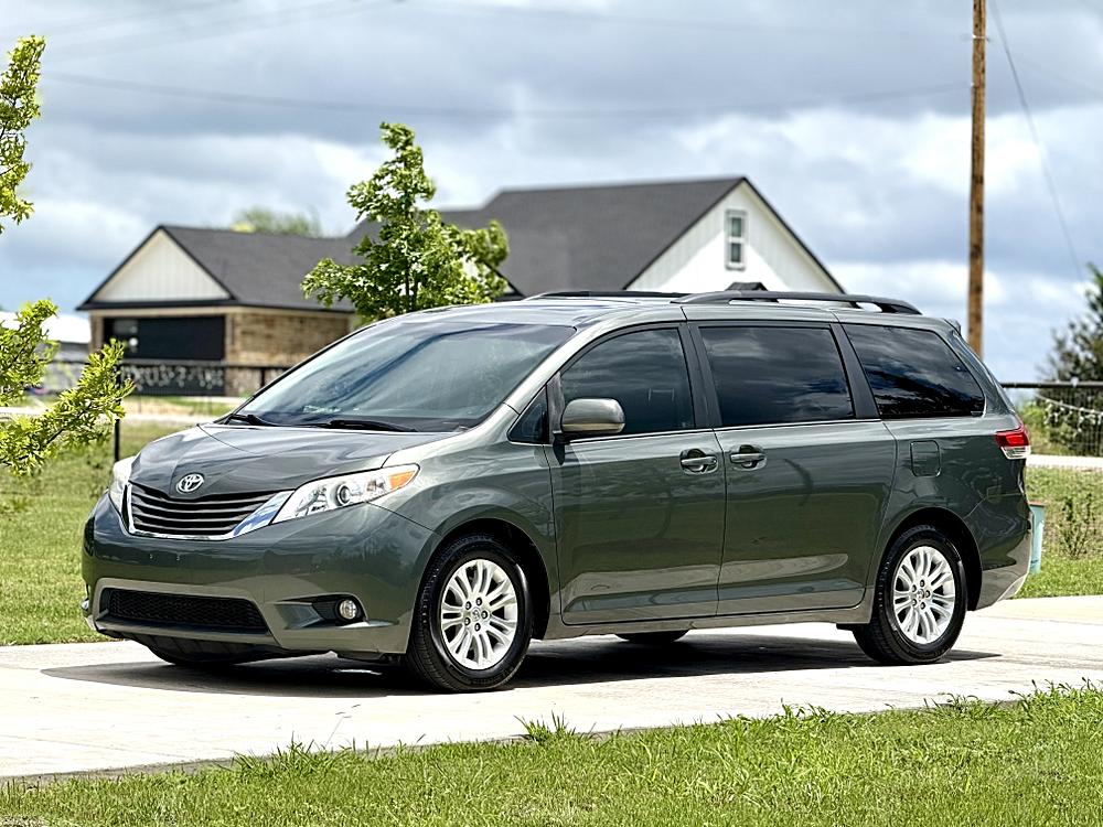 Discover the 2013 Toyota Sienna 5dr 7-Pass Van V6 XLE AAS FWD (Natl) – Your Ideal Family Mini-Van!