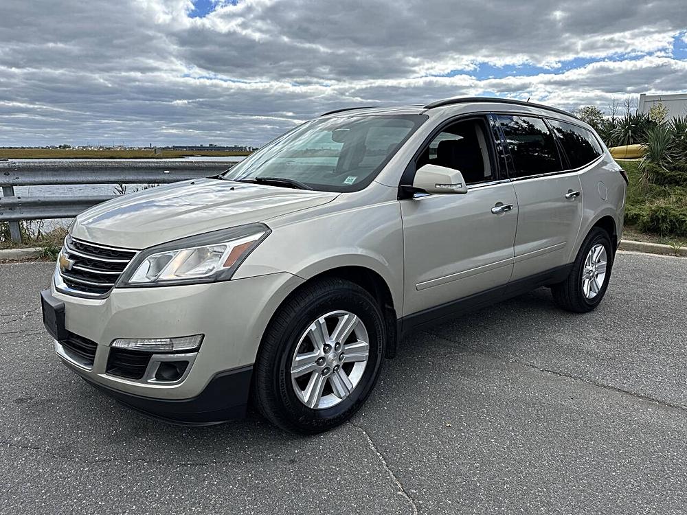 🚘 Take the Wheel of Possibility: 2014 Chevrolet Traverse LT 4dr SUV w/2LT