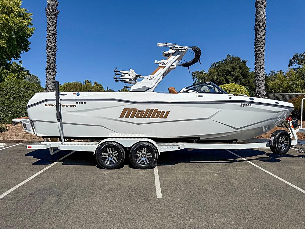 Experience the Power and Elegance of the 2026 Malibu Boats 25 LSV 🚤