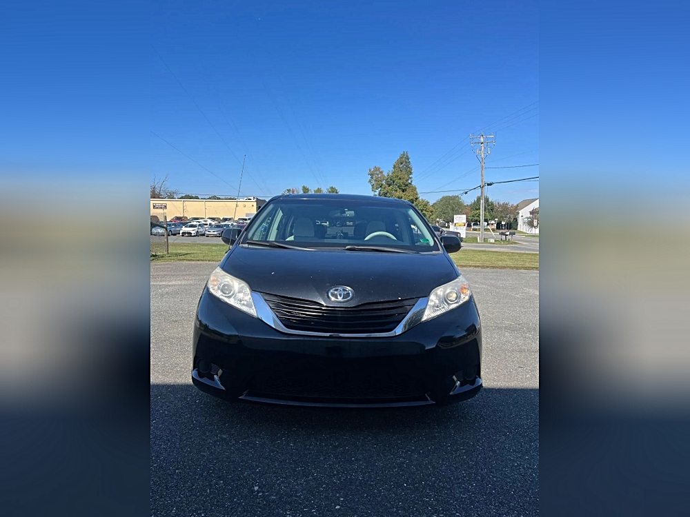 🚐 Why the 2014 Toyota Sienna LE Minivan 4D Stands Out 🌟