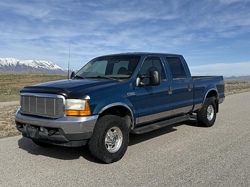 Why the 2001 Ford F-250 Crew Cab 156″ XL 4WD Stands Out 🌟