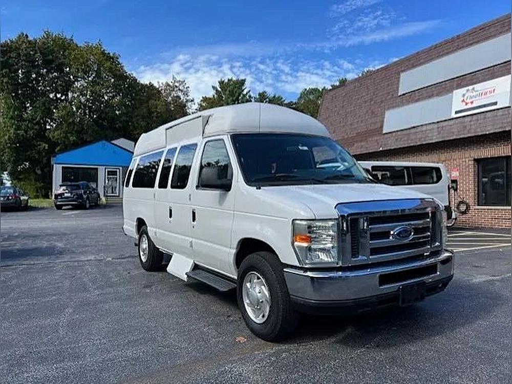Discover the 2009 Ford E350 Super Duty Passenger XLT Extended Van 3D 🚐