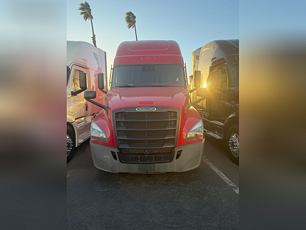2021 Freightliner CASCADIA: Elevate Your Fleet’s Potential 🚛